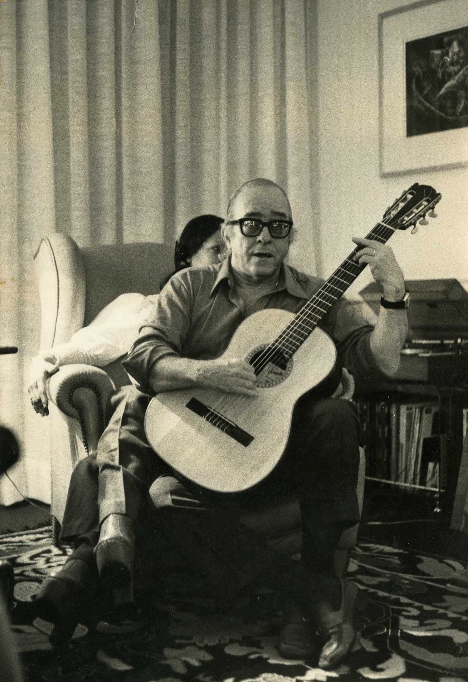 Vinicius de Moraes tocando violão, 1972. Autor não identificado. Arquivo Otto Lara Resende/ Acervo IMS.