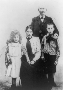 Alfred Dreyfus e família, 1905. Autor não identificado. George Grantham Bain Collection/ Library of Congress