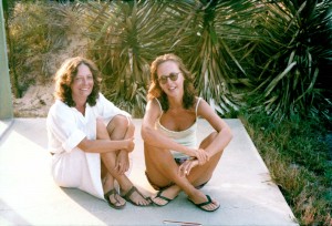 Heloisa Buarque de Hollanda e Ana Cristina Cesar em Búzios, c. 1970, por Cecília Londres. Arquivo Ana Cristina Cesar/ Acervo IMS