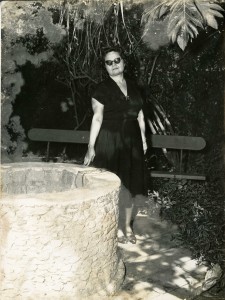 Rachel de Queiroz na casa da Cova da Onça, [1956]. Autor não identificado. Arquivo Rachel de Queiroz / Acervo IMS