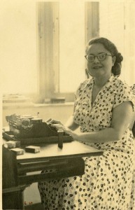 Rachel de Queiroz com sua máquina de escrever, c.1950. Arquivo Rachel de Queiroz / Acervo IMS