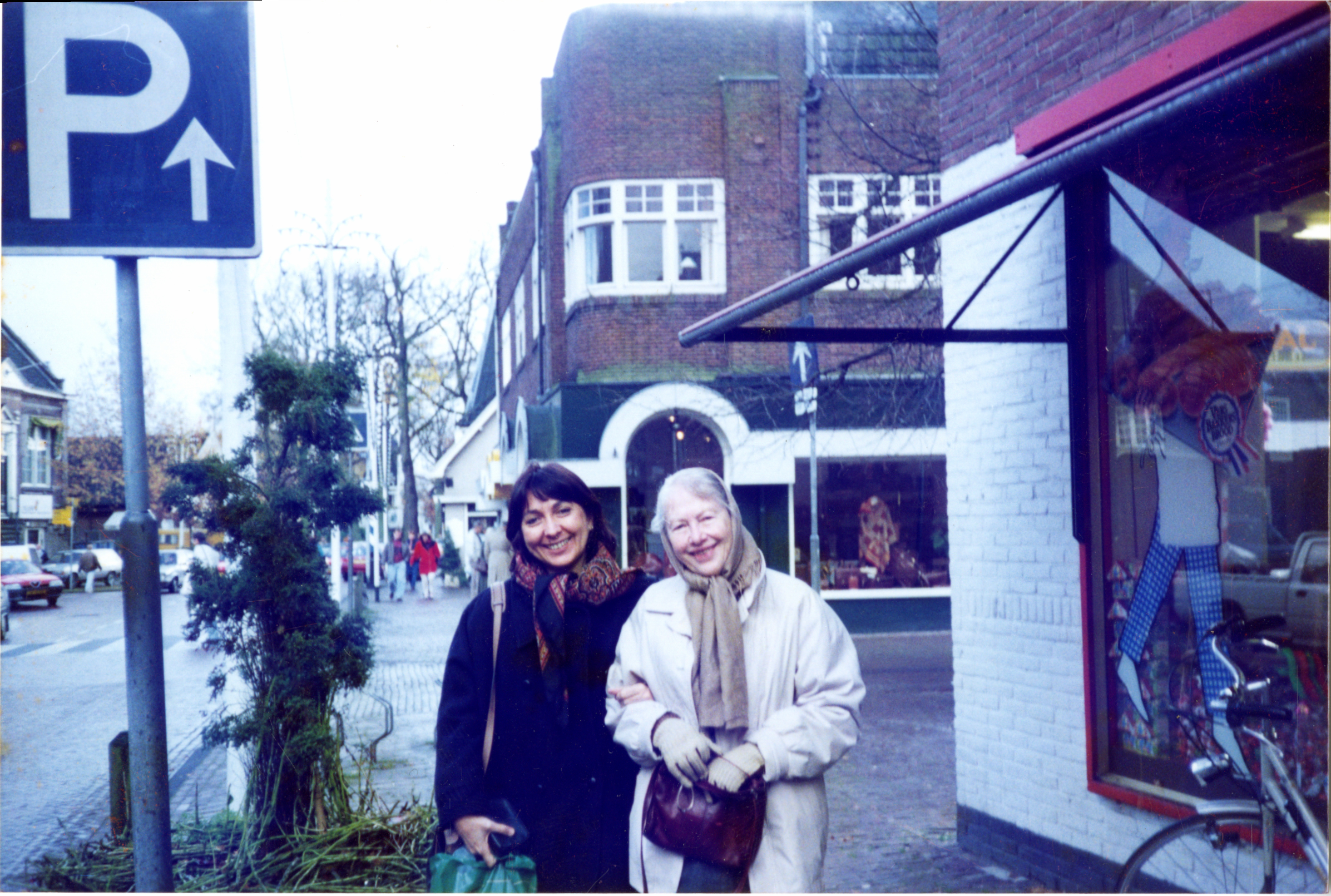 Elvia Bezerra e Joanita van Ittersum em Laren, Holanda, 1992. Arquivo pessoal Elvia Bezerra