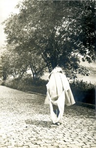 Miro da Mangueira vestindo o Parangolé, [1965]. Autor não identificado. Arquivo Jayme Maurício/ Acervo IMS