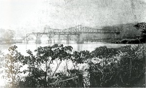 Reconstrução da ponte sobre o rio Pardo, supervisionada por Euclides, 1900. Fotógrafo não identificado. Arquivo Fotográfico Municipal – S. José do Rio Pardo.