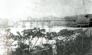 Reconstrução da ponte sobre o rio Pardo supervisionada por Euclides, 1900. Fotógrafo não identificado. Arquivo Fotográfico Municipal de São José do Rio Pardo.