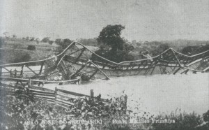 Ponte sobre o rio Pardo, que desabou em 23 de janeiro de 1898. Fotógrafo não identificado. Arquivo Fotográfico Municipal de São José do Rio Pardo.