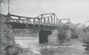 Ponte reconstruída sobre o rio Pardo, 1901. Fotógrafo não identificado. Arquivo Fotográfico Municipal de São José do Rio Pardo.