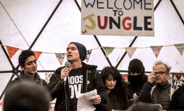 Jude Law lê carta em Calais, 2016. Foto de Philippe Huguen/ AFP