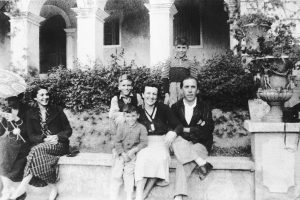 Marina e Julio de Mesquita com seus três filhos, Julio, Luiz Carlos e Ruy, 1934. Fotógrafo não identificado. Acervo Pessoal Ruy Mesquita Filho
